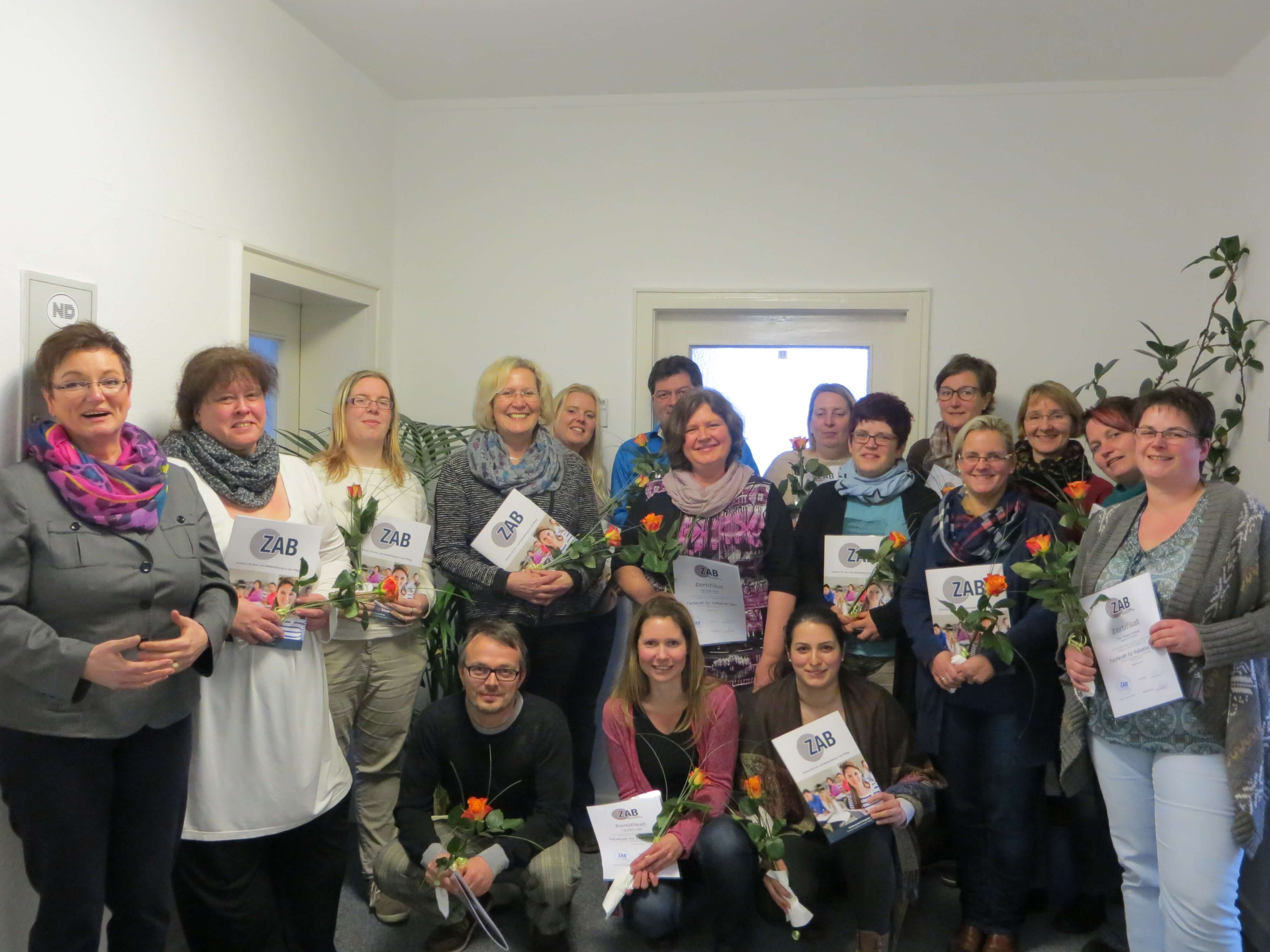 Wir gratulieren zum erfolgreichen Abschluss der Weiterbildung zur “Fachkraft Palliative Care” Wir gratulieren zum erfolgreichen Abschluss der Weiterbildung zur “Fachkraft Palliative Care”