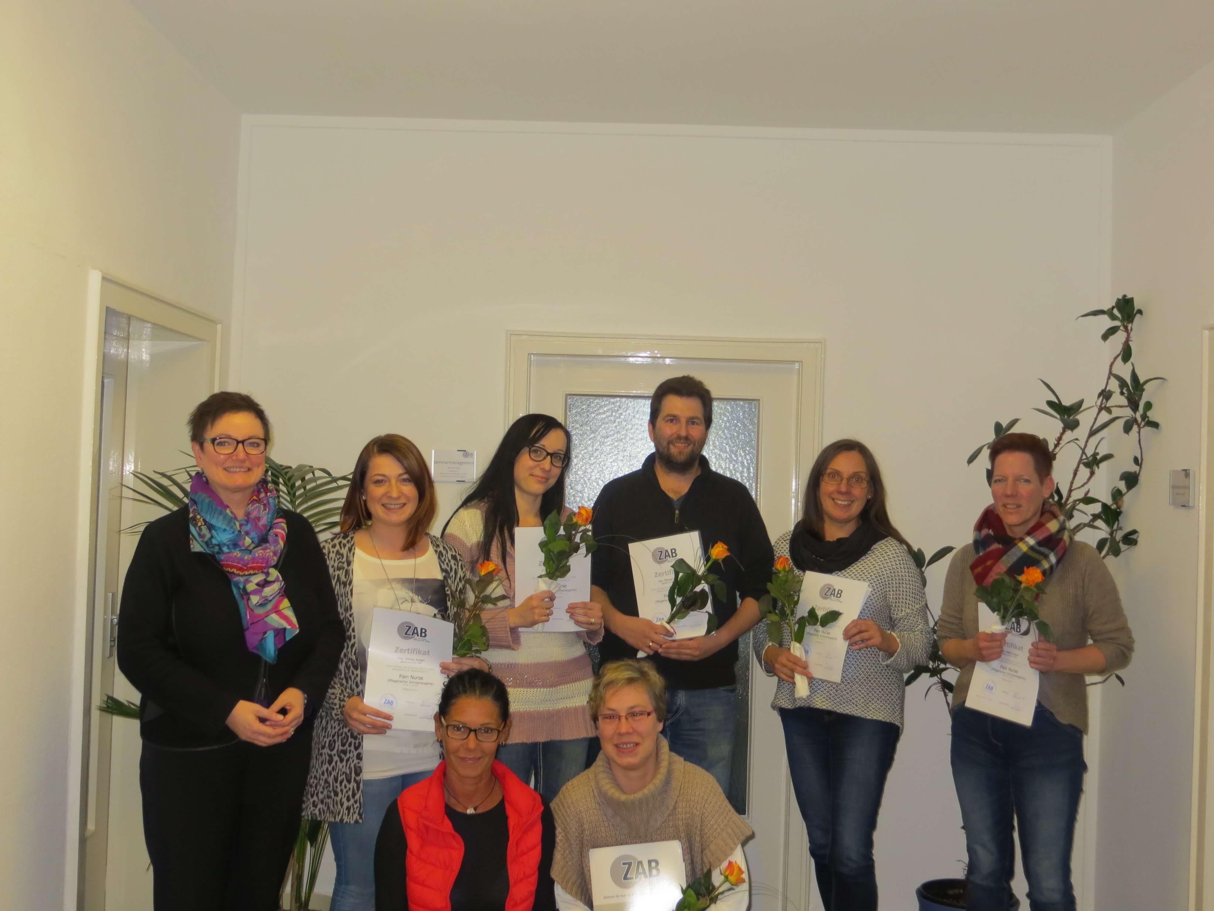 Wir gratulieren zum erfolgreichen Abschluss der Weiterbildung zur “Pain Nurse” Wir gratulieren zum erfolgreichen Abschluss der Weiterbildung zur “Pain Nurse”